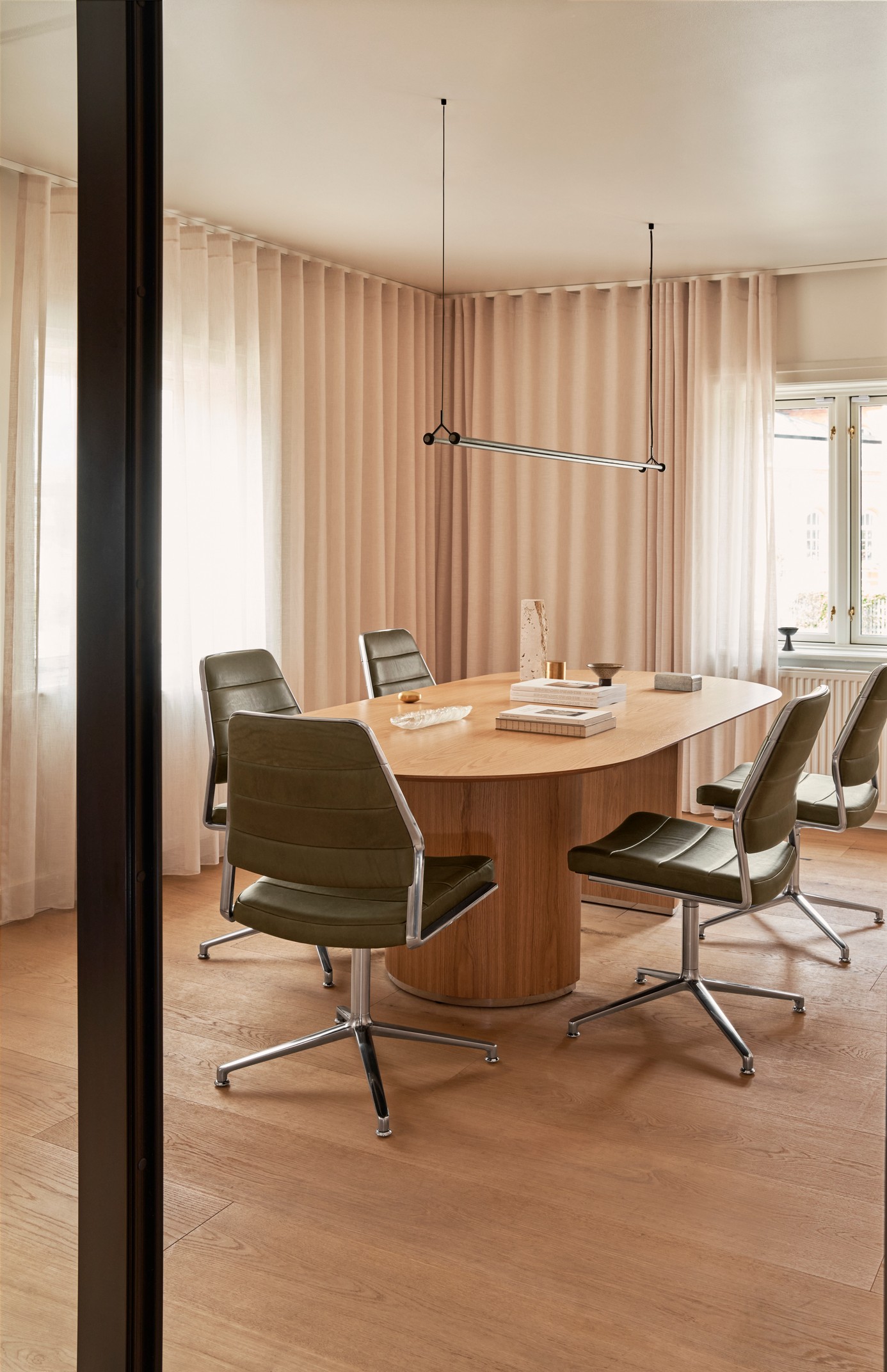 VIPP 454 Swivel Chair w/gliders