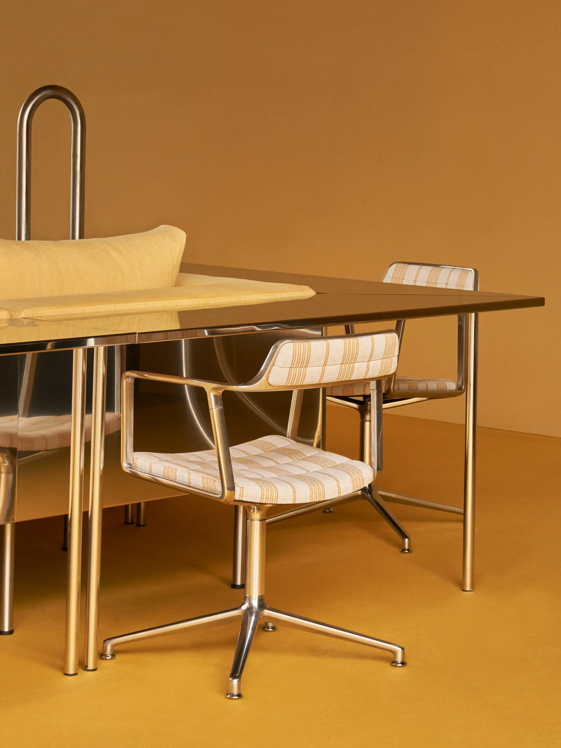 VIPP 452 Swivel Chair w/gliders | Mesura Edition