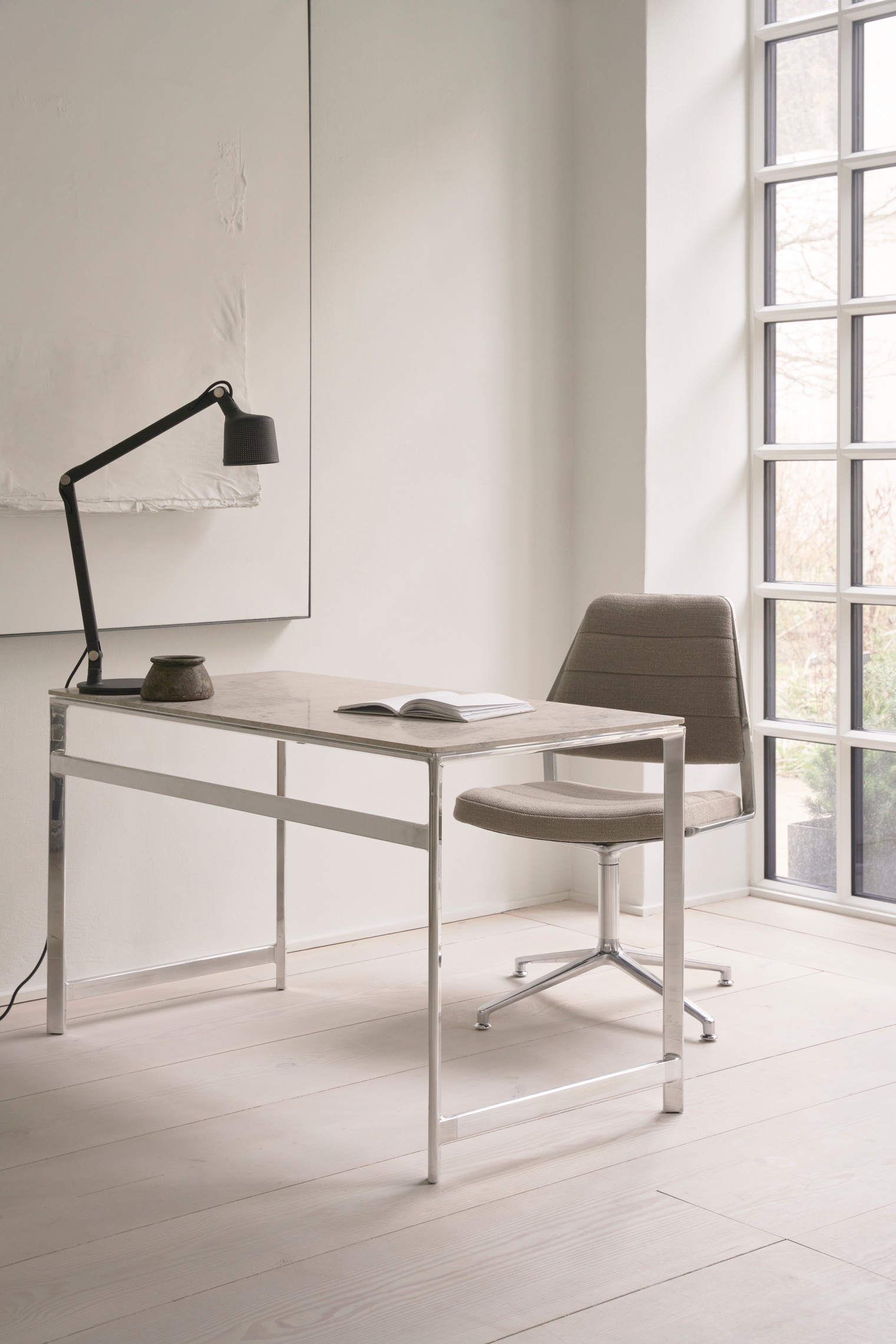 VIPP 454 Swivel Chair w/gliders