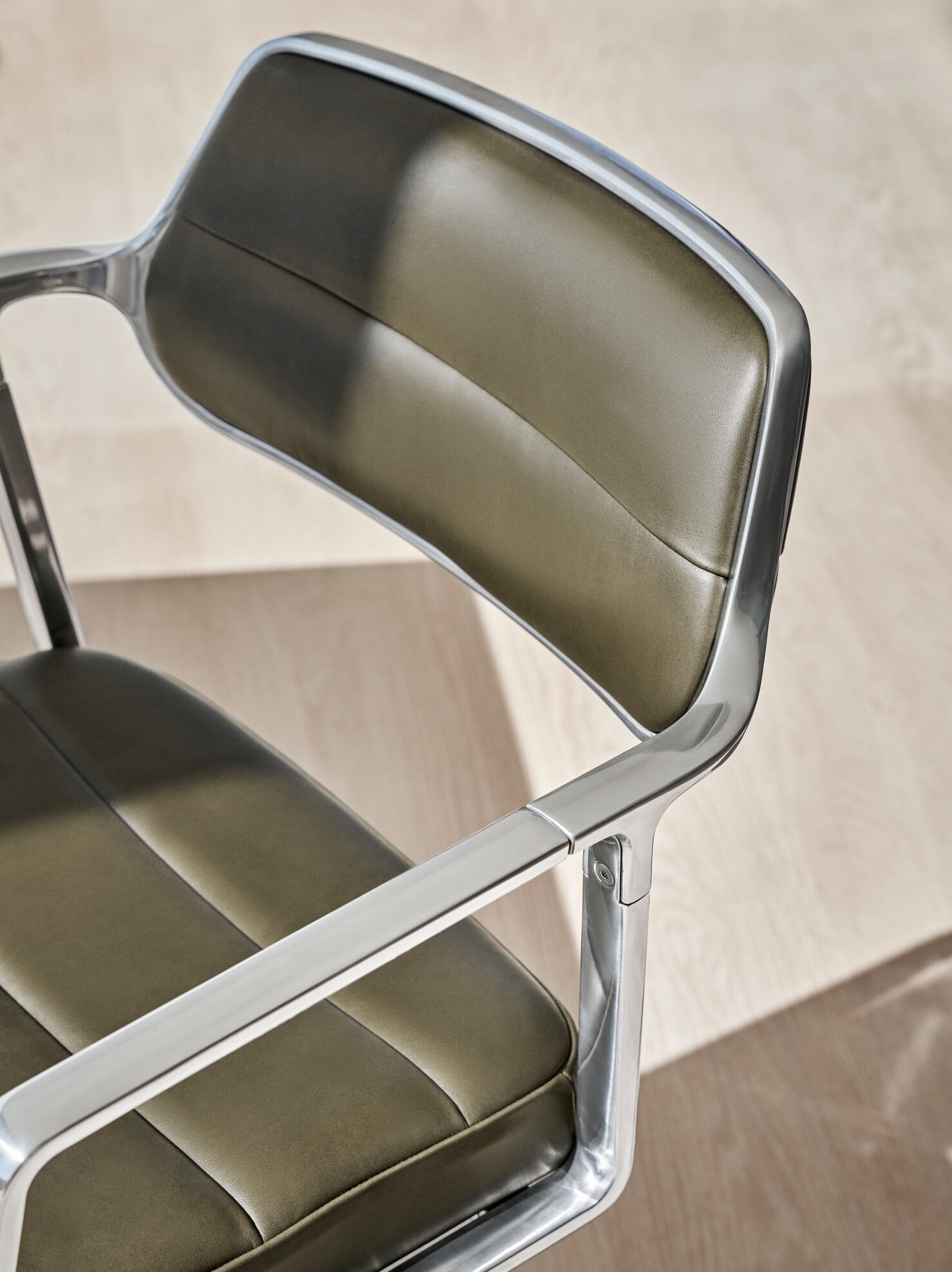 VIPP 453+ Swivel Chair w/gliders, 25% off