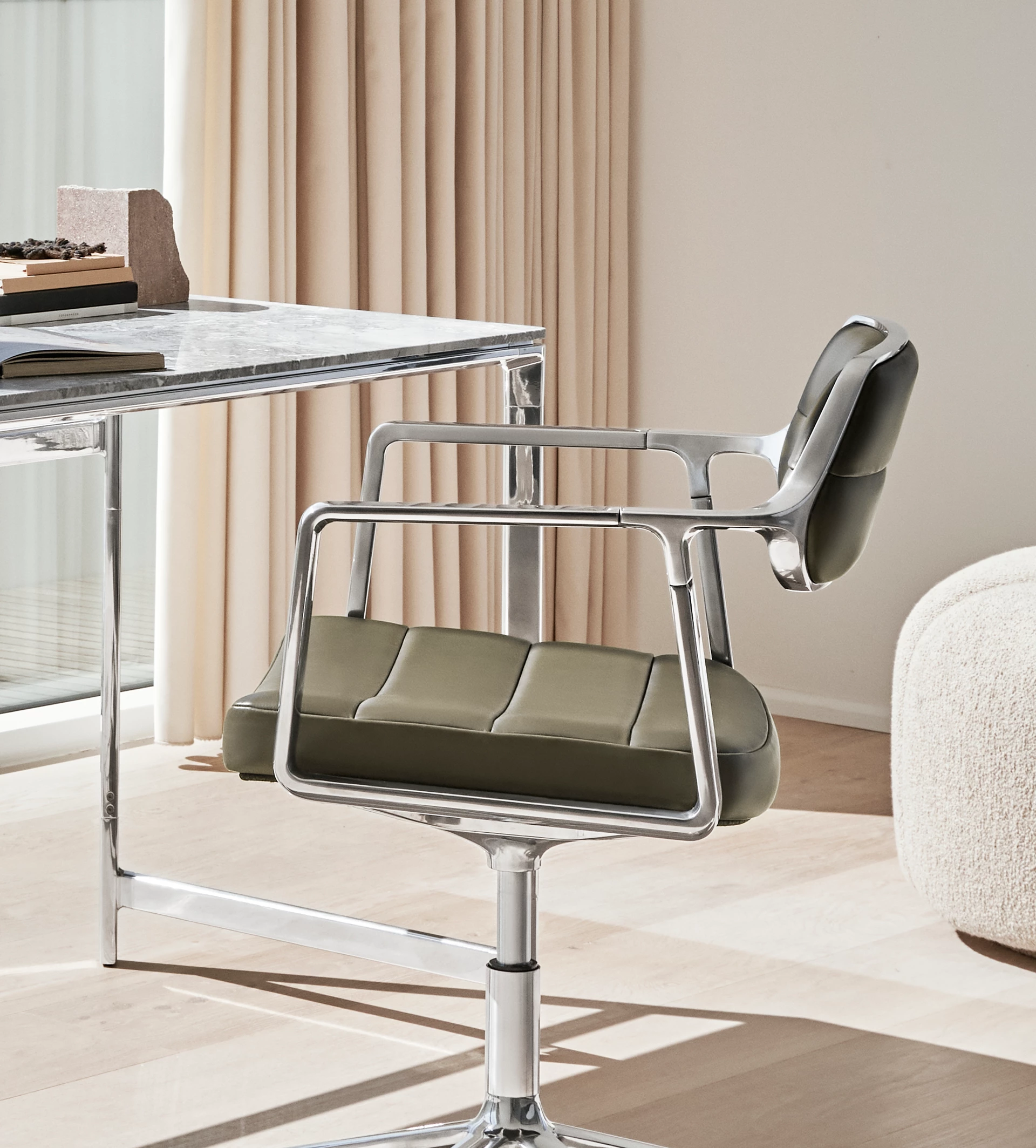 VIPP 453+ Swivel Chair w/gliders, 25% off